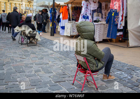 Kiev, Ukraine - 30 décembre 2018 : les touristes près de la descente Andreevsky juste sur-rue du centre historique de la ville Banque D'Images