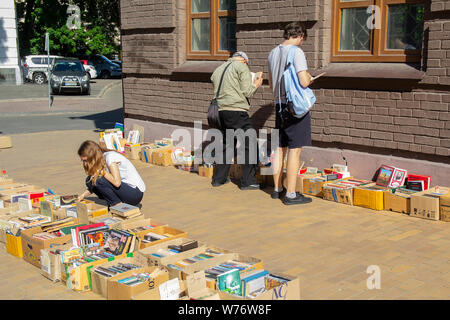 Kiev, Ukraine - le 19 mai 2019 : Peuples Autochtones acheter livres anciens à un marché aux puces sur la rue Andreevsky Spusk Banque D'Images