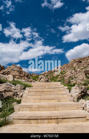 Turquie : sentier menant au haut de Nemrut Dagi où dans 62 BCE Le Roi Antiochus Theos de Commagène je construit un tombeau-sanctuaire flanquée par d'immenses statues Banque D'Images