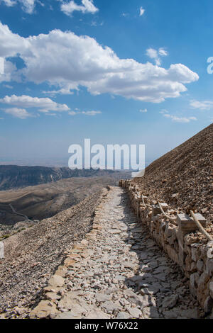 Turquie : sentier menant au haut de Nemrut Dagi où dans 62 BCE Le Roi Antiochus Theos de Commagène je construit un tombeau-sanctuaire flanquée par d'immenses statues Banque D'Images