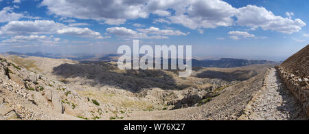 Turquie : sentier menant au haut de Nemrut Dagi où dans 62 BCE Le Roi Antiochus Theos de Commagène je construit un tombeau-sanctuaire flanquée par d'immenses statues Banque D'Images