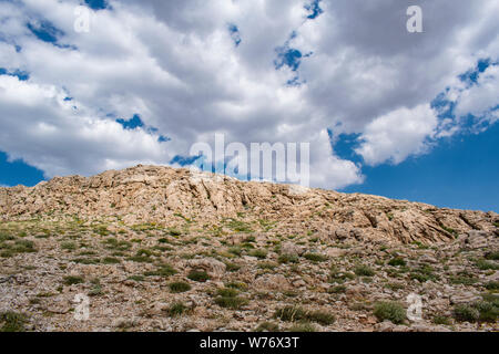 Turquie : sentier menant au haut de Nemrut Dagi où dans 62 BCE Le Roi Antiochus Theos de Commagène je construit un tombeau-sanctuaire flanquée par d'immenses statues Banque D'Images