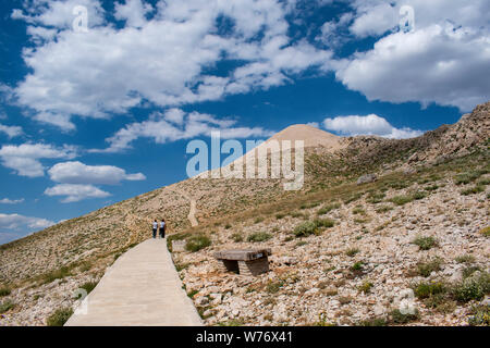 Turquie : sentier menant au haut de Nemrut Dagi où dans 62 BCE Le Roi Antiochus Theos de Commagène je construit un tombeau-sanctuaire flanquée par d'immenses statues Banque D'Images