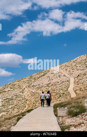 Turquie : sentier menant au haut de Nemrut Dagi où dans 62 BCE Le Roi Antiochus Theos de Commagène je construit un tombeau-sanctuaire flanquée par d'immenses statues Banque D'Images