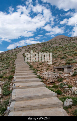 Turquie : sentier menant au haut de Nemrut Dagi où dans 62 BCE Le Roi Antiochus Theos de Commagène je construit un tombeau-sanctuaire flanquée par d'immenses statues Banque D'Images