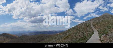 Turquie : sentier menant au haut de Nemrut Dagi où dans 62 BCE Le Roi Antiochus Theos de Commagène je construit un tombeau-sanctuaire flanquée par d'immenses statues Banque D'Images