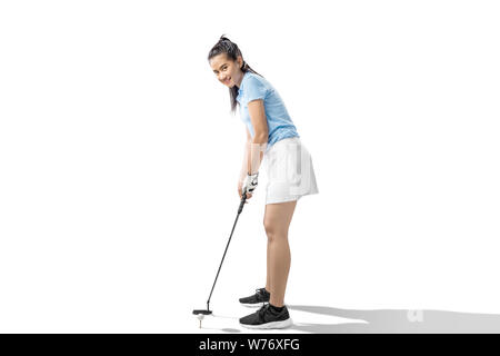 Femme Asiatique avec un putter golf club prêt à frapper la balle isolated over white background Banque D'Images