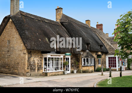 Cotswold cottages et boutiques dans Broadway Banque D'Images