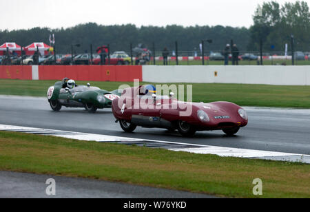 Philip Champion dans ses1956 Lotus XI Le Mans, course avec Bernardo Hartogs dans sa Lotus 15 1959 Série 3, en bas de la droite à Silverstone, Wellington Banque D'Images