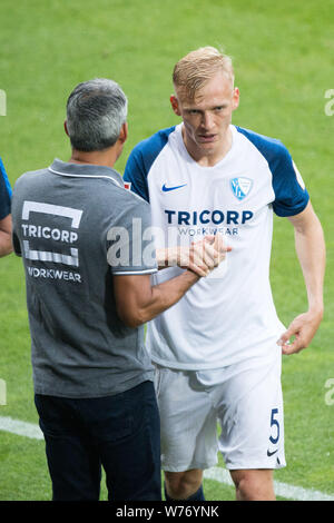 Saulo DECARLI (droit, BO) doit être remplacé blessé dans la première moitié, Robin DUTT (gauche, coach, BO) lui parle brièvement, la moitié de la figure, la moitié de la figure, montage vertical format, substitution, Soccer 2. Bundesliga, 2. Journée, VfL Bochum (BO) - DSC Arminia Bielefeld (BI) 3 : 3, le 02.08.2019 à Bochum/Allemagne. ¬ | conditions dans le monde entier Banque D'Images