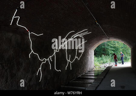 Frankenberg, Allemagne. Le 05 août, 2019. La Mühlbach flux comme une installation dans un tunnel à la 8e État Saxon Garden Show à Frankenberg. Le spectacle dans le centre de la Saxe ouvert du 20.04.-06.10.2019 sous la devise 'Natürlich mittendrin'. Aujourd'hui le spectacle attend les 222 222th visiteur. Crédit : Peter Endig/dpa-Zentralbild/dpa/Alamy Live News Banque D'Images