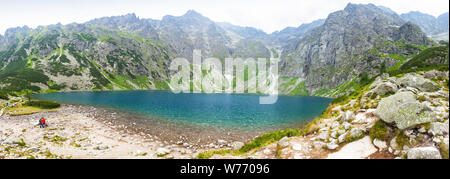 Vue panoramique pittoresque de Czarny Staw pod Rysami Lake (Lac Noir ci-dessous) le mont Rysy dans montagnes Tatras, Pologne Banque D'Images