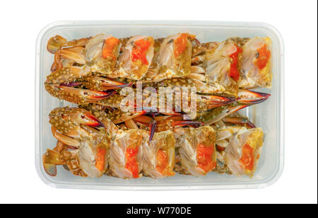 Les œufs de crabe mariné dans de la sauce de poisson pack en boîte en plastique pour la livraison. Entreprise de livraison de fruits de mer. Menu exotique en Thaïlande. Les œufs de crabe marinés du Banque D'Images