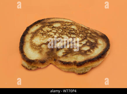 Bain d'huile d'épices délicieux pancake sur fond jaune, close-up Banque D'Images