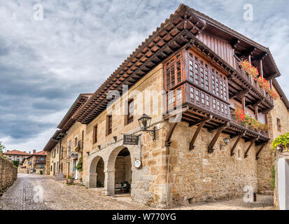 Posada La Casa del Organista, hôtel à la maison historique sur la Calle de Los Hornos, la rue médiévale de Santillana del Mar, Cantabria, ESPAGNE Banque D'Images