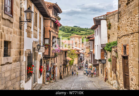 Calle Canton, rue médiévale à Santillana del Mar, Cantabria, ESPAGNE Banque D'Images