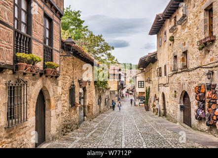 Calle Canton, rue médiévale à Santillana del Mar, Cantabria, ESPAGNE Banque D'Images