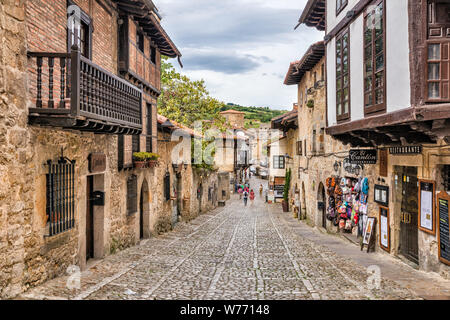 Calle Canton, rue médiévale à Santillana del Mar, Cantabria, ESPAGNE Banque D'Images