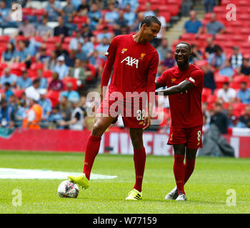 Londres, Royaume-Uni. Le 04 août, 2019. Londres, Angleterre. 04 Août : L-R de Liverpool, Liverpool et Matip Joel's Naby Keita durant le pré-match warm-up au cours de la FA Community Shield entre Liverpool et Manchester City au stade de Wembley sur août 04, 2019 à Londres, en Angleterre. Action Crédit : Foto Sport/Alamy Live News Banque D'Images