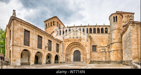 Collégiale de Santa Juliana, 12e siècle, de style roman, à Santillana del Mar, Cantabria, ESPAGNE Banque D'Images