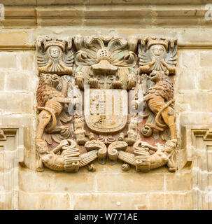 Armoiries de maison des propriétaires sculptés sur mur de la ville médiévale de Santillana del Mar, Cantabria, ESPAGNE Banque D'Images