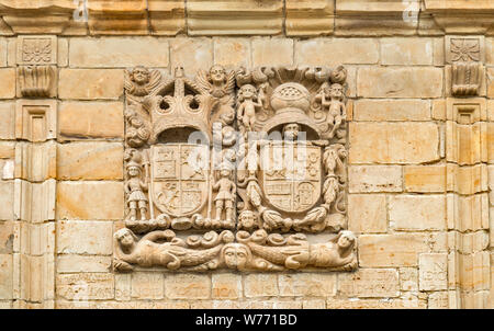 Armoiries de maison des propriétaires sculptés sur mur de la ville médiévale de Santillana del Mar, Cantabria, ESPAGNE Banque D'Images