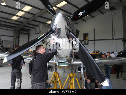 Pilotes de Spitfire IWC Silver Matt Jones et Steve Boultbee Brooks avec leur Spitfire MK IX nouvellement restauré à Goodwood aérodrome. La paire tentent de voler le nom de Spitfire MK IX Spitfire 'Silver' dans le monde entier dans la première circumnavigation du globe par un avion Spitfire. Banque D'Images