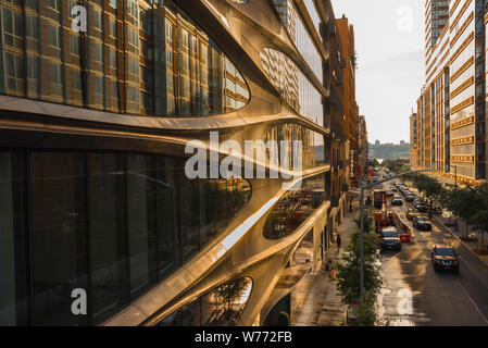 L'architecture de Manhattan, vue au coucher du soleil le long de West 28th Street à Chelsea avec façade de 520 West 28th Street building par Zaha Hadid à gauche, New York. Banque D'Images