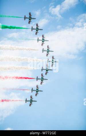 Sliac,Slovaquie - 4 août 2019. Shov voltige air italien escadron Frecce Tricolori sur le ciel de montrer des manœuvres acrobatiques. Banque D'Images