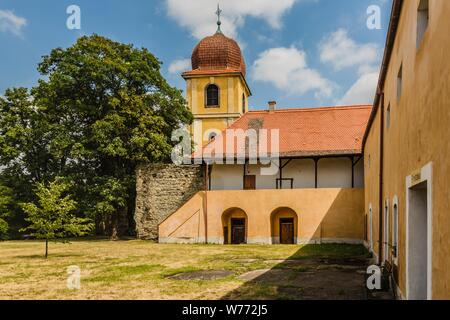 Panensky Týn, République tchèque - 15 juillet 2019 : clocher jaune et l'ancien monastère des Clarisses, aujourd'hui l'autorité municipale. Journée ensoleillée. Banque D'Images