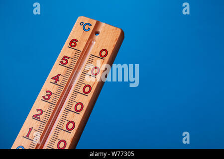 Le réchauffement climatique - thermomètre close up on blue background Banque D'Images