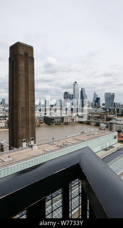 Vue depuis la Tate Modern au 10e étage de la plate-forme d'observation au cours de la Tate et vers la ville de Londres Banque D'Images