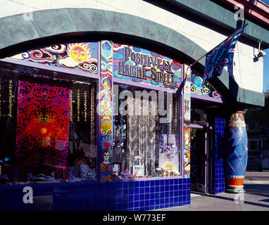 'Head shop' sur Haight Street dans la section de Haight-Ashbury à San Francisco, Californie, où le mouvement hippie avait son siège dans les années 1960 description physique : 1 : la transparence ; couleur de 4 x 5 po. ou plus petites notes : Titre, date et mots-clés fournis par le photographe. ; Digital image produite par Carol M. Highsmith pour représenter son film original de la transparence ; certains détails peuvent différer entre le film et les images numériques. ; fait partie de la série sélectionne dans le Carol M. Highsmith Archive. ; et l'achat de cadeaux ; Carol M. Highsmith ; 2011 ; (DLC/PP-2011:124). ; Banque D'Images