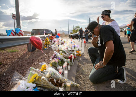 (190805) -- EL PASO, le 5 août 2019 (Xinhua) -- les gens pleurent pour les victimes près du site de tir à El Paso, Texas, États-Unis, le 4 août 2019. Vingt personnes ont été tuées et 26 autres blessés après une attaque de tir de masse s'est produit le samedi à un centre commercial à El Paso, au Texas. (Xinhua/Wang Ying) Banque D'Images