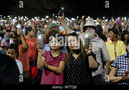 (190805) -- EL PASO, le 5 août 2019 (Xinhua) -- les gens prennent part à une veillée de prière et à méditer Park à El Paso, Texas, États-Unis, le 4 août 2019. Vingt personnes ont été tuées et 26 autres blessés après une attaque de tir de masse s'est produit le samedi à un centre commercial à El Paso, au Texas. (Xinhua/Wang Ying) Banque D'Images