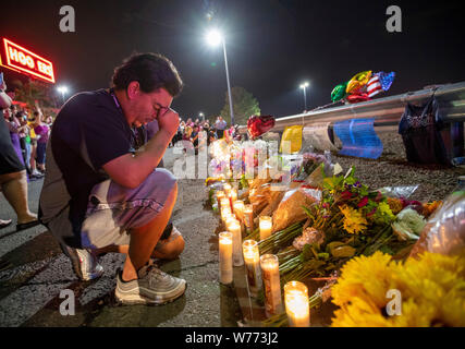 (190805) -- EL PASO, le 5 août 2019 (Xinhua) -- les gens pleurent pour les victimes près du site de tir à El Paso, Texas, États-Unis, le 4 août 2019. Vingt personnes ont été tuées et 26 autres blessés après une attaque de tir de masse s'est produit le samedi à un centre commercial à El Paso, au Texas. (Xinhua/Wang Ying) Banque D'Images