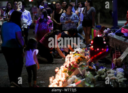 (190805) -- EL PASO, le 5 août 2019 (Xinhua) -- les gens pleurent pour les victimes près du site de tir à El Paso, Texas, États-Unis, le 4 août 2019. Vingt personnes ont été tuées et 26 autres blessés après une attaque de tir de masse s'est produit le samedi à un centre commercial à El Paso, au Texas. (Xinhua/Wang Ying) Banque D'Images