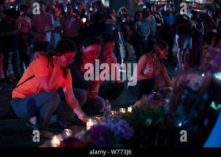 (190805) -- EL PASO, le 5 août 2019 (Xinhua) -- les gens pleurent pour les victimes près du site de tir à El Paso, Texas, États-Unis, le 4 août 2019. Vingt personnes ont été tuées et 26 autres blessés après une attaque de tir de masse s'est produit le samedi à un centre commercial à El Paso, au Texas. (Xinhua/Wang Ying) Banque D'Images