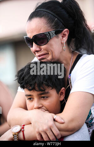 (190805) -- EL PASO, le 5 août 2019 (Xinhua) -- les gens pleurent pour les victimes près du site de tir à El Paso, Texas, États-Unis, le 4 août 2019. Vingt personnes ont été tuées et 26 autres blessés après une attaque de tir de masse s'est produit le samedi à un centre commercial à El Paso, au Texas. (Xinhua/Wang Ying) Banque D'Images