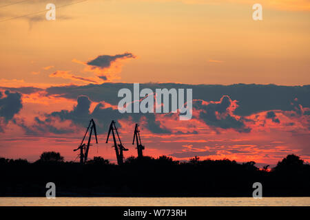 Coucher de soleil sur la digue de la rivière Amur à Khabarovsk. Le coucher de soleil sur l'horizon. Le remblai est éclairé par des lanternes. Banque D'Images