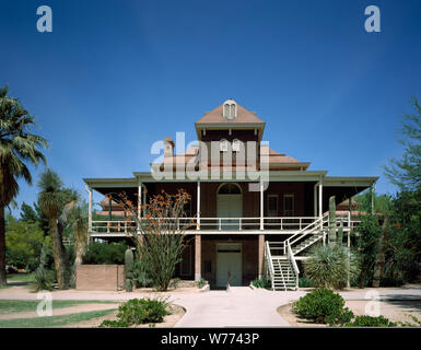 'Old Main' à l'Université d'Arizona, qui a ouvert ses portes en 1871 comme le premier bâtiment au territoire de l'Arizona's pioneer college dans le désert de Sonora Description physique : 1 : la transparence ; couleur de 4 x 5 po. ou plus petites notes : Titre, date et mots-clés fournis par le photographe. ; Digital image produite par Carol M. Highsmith pour représenter son film original de la transparence ; certains détails peuvent différer entre le film et les images numériques. ; fait partie de la série sélectionne dans le Carol M. Highsmith Archive. ; et l'achat de cadeaux ; Carol M. Highsmith ; 2011 ; (DLC/PP-2011:124). ; Banque D'Images