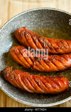 Poêlée de saucisses grillées sur pan Banque D'Images