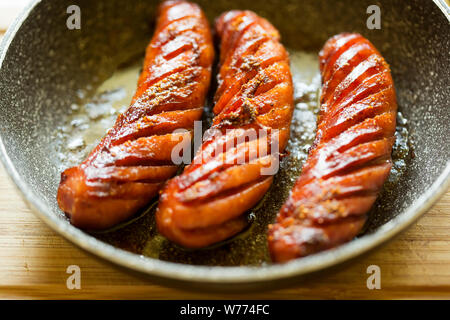 Poêlée de saucisses grillées sur pan Banque D'Images