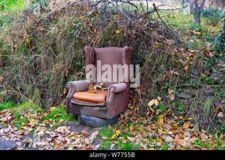 Embout de mouche, vieux fauteuil miteux dans la nature dans la lumière d'automne Banque D'Images