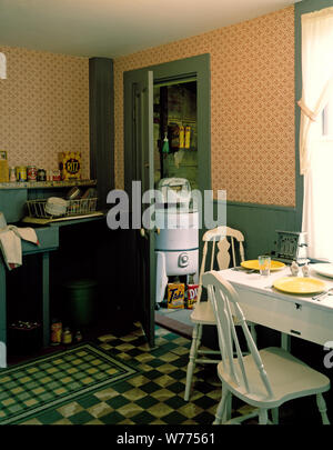 1950 cuisine à Strawbery Banke Village colonial, un quartier de la ville de Portsmouth, New Hampshire Description physique : 1 : la transparence ; couleur de 4 x 5 po. ou moins. Notes : Titre, date et mots-clés fournis par le photographe. ; Digital image produite par Carol M. Highsmith pour représenter son film original de la transparence ; certains détails peuvent différer entre le film et les images numériques. ; fait partie de la série sélectionne dans le Carol M. Highsmith Archive. ; et l'achat de cadeaux ; Carol M. Highsmith ; 2011 ; (DLC/PP-2011:124). ; Banque D'Images