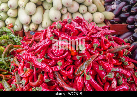 Le poivron de texture de fond d'assaisonnement pour chili chaud un plat de Fiery pour la vente. Poivre rouge sur un marché, d'un compteur. Banque D'Images