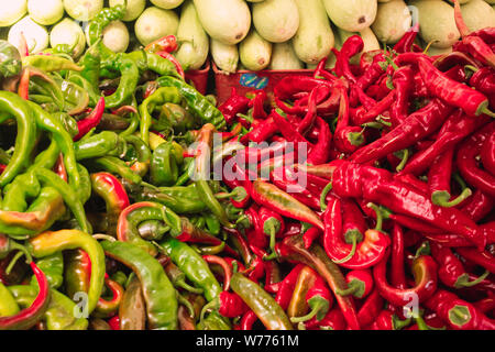 Asian street farmer market vente de fruits et légumes frais. Fermer en rouge et le poivron vert. Les couleurs rouge et vert. Focus sélectif. Banque D'Images