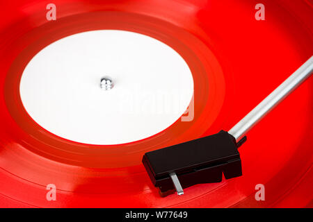 Close up de couronne d'aiguille sur un disque vinyle. Couronne d'orientation de la lecture de musique. Stylet rouge d'enregistrement sur la partie mobile. Banque D'Images