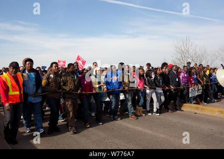 45e anniversaire de la manifestation de Selma, Alabama à Montgomery, Alabama Description physique : 1 photographie : numérique, TIFF, la couleur. Notes : Titre, date, sujet, et les mots-clés fournis par le photographe. ; Don ; F. George Landegger ; 2010 ; (DLC/PP-2010:090.) ; fait partie de : George F. Landegger Collection de photographies de l'Alabama dans l'Amérique de Carol M. Highsmith dans le projet Carol M. Highsmith Archive. ; pour le 45e anniversaire de la manifestation 1965 de Selma à Montgomery, en Alabama, les gens venaient de traverser le pont Edmund Pettus pour recréer l'événement ; Banque D'Images