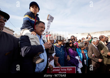 45e anniversaire de la manifestation de Selma, Alabama à Montgomery, Alabama Description physique : 1 photographie : numérique, TIFF, la couleur. Notes : Titre, date, sujet, et les mots-clés fournis par le photographe. ; pour le 45e anniversaire de la manifestation 1965 de Selma à Montgomery, en Alabama, Jesse Jackson, Winnie Mandela et d'autres dignitaires ont traversé le pont Edmund Pettus pour recréer l'événement. ; Don ; F. George Landegger ; 2010 ; (DLC/PP-2010:090). ; Banque D'Images